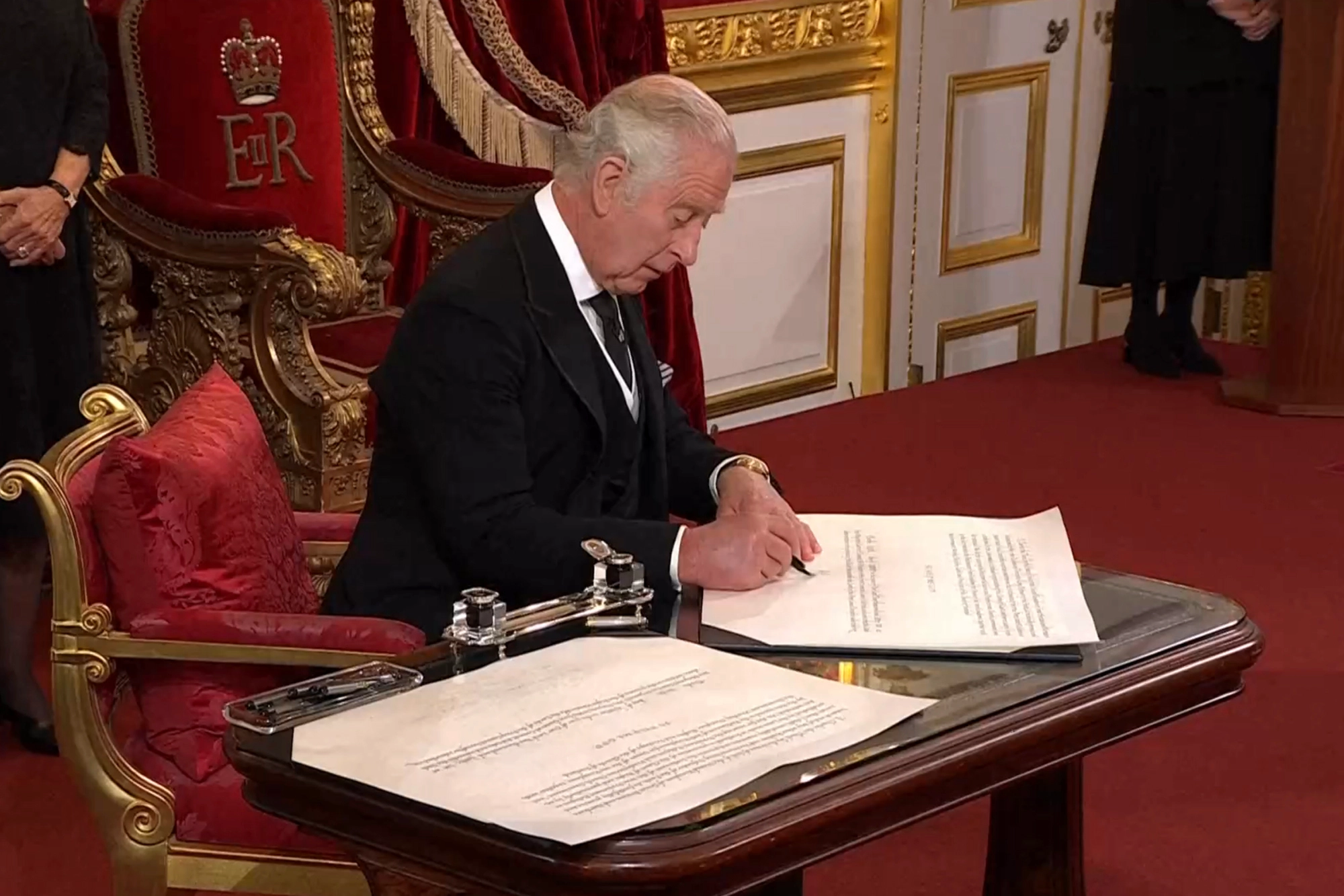 Король Чарльз III подписывает акт о провозглашении его королём
